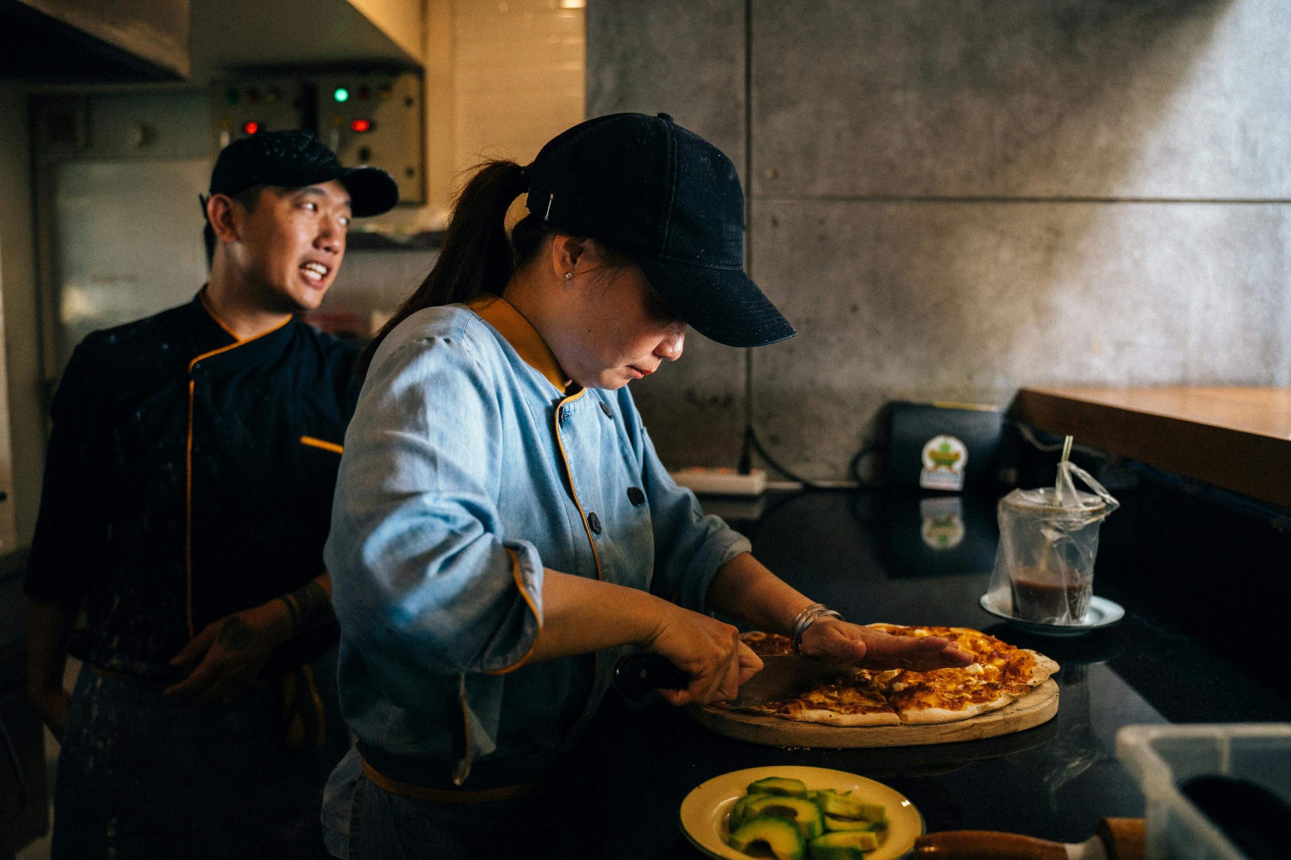 filipinska radnica reže pizzu